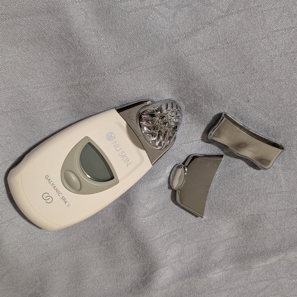 Nu Skin Galvanic Spa II Skincare Tool - Cream and Silver
